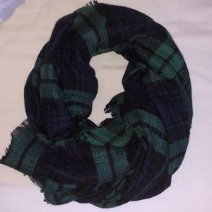 Quagga Green label• Green & Navy Scarf